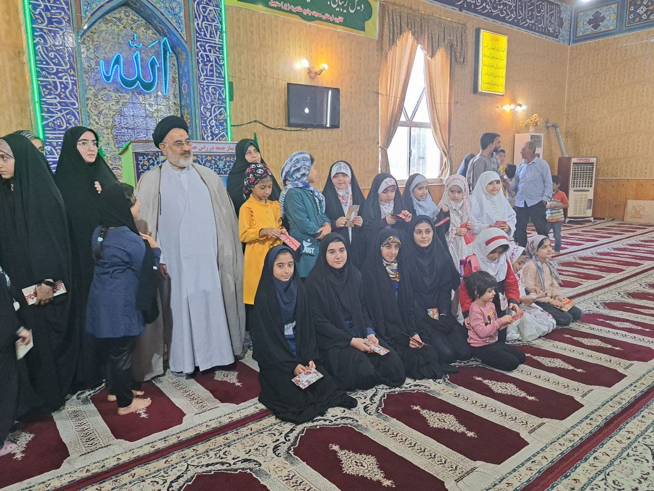 شرکت در نماز جمعه و تقدیر از دانش آموزان برتر مسابقات قرآن ،عترت و نماز مرحله شهرستانی در مسجد جامع شهر منجیل توسط مسئولین شهرستان رودبار